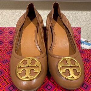 Tory Burch- Chelsea Ballet Scrunched Back.
Tan